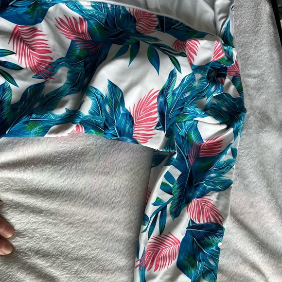 Sleeved bathing suit - Picture 4 of 6